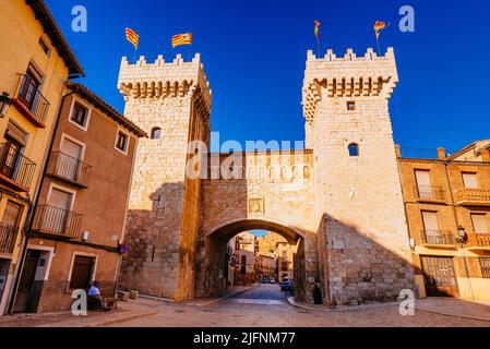 Die Puerta Baja, das untere Tor, ist eines der Tore, das Zugang zur Verteidigungsmauer der Mauer von Daroca gibt. Es wurde zum nationalen Monume erklärt Stockfoto