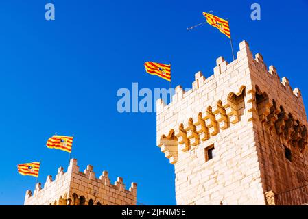 Details. Die Puerta Baja, das untere Tor, ist eines der Tore, das Zugang zur Verteidigungsmauer der Mauer von Daroca gibt. Es wurde zur nationa erklärt Stockfoto