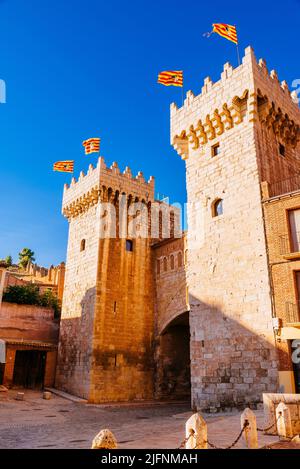 Die Puerta Baja, das untere Tor, ist eines der Tore, das Zugang zur Verteidigungsmauer der Mauer von Daroca gibt. Es wurde zum nationalen Monume erklärt Stockfoto