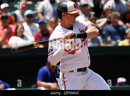 Baltimore, USA. 04.. Juli 2022. BALTIMORE, MD - JULI 04: Baltimore Orioles linker Feldspieler Austin Hays (21) wurde im zweiten Inning während eines MLB-Spiels zwischen den Baltimore Orioles und den Texas Rangers am 04. Juli 2022 im Orioles Park in Camden Yards in Baltimore, Maryland, von einem Pitch getroffen. (Foto von Tony Quinn/SipaUSA) Quelle: SIPA USA/Alamy Live News Stockfoto