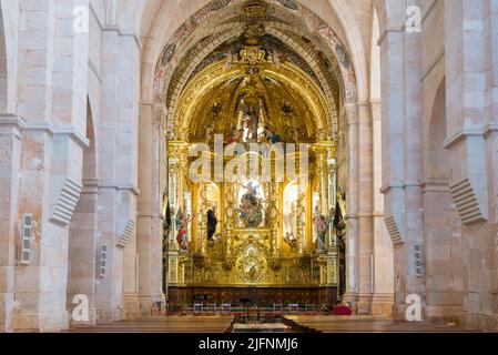 Der Hochaltar ist mit einem barocken Altarbild von Félix Malo bedeckt. Das Kloster Santa María de Huerta ist ein Zisterzienserkloster in Santa María de Hu Stockfoto