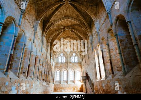 Refektorium, Kammer mit sexpartiten Gewölben und mit schönen spitzen Bogenfenstern. Das Refektorium ist das Meisterwerk des Klosters. Kloster Santa Stockfoto