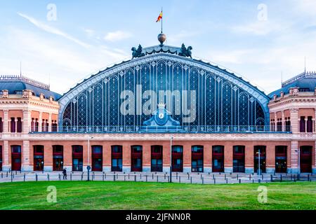 Blick von außen auf die alte Plattform, die vom Architekten Alberto de Palacio Elissagne, der mit Gustave Eiffel zusammenarbeitete, aus Schmiedeeisen gefertigt wurde. A Stockfoto