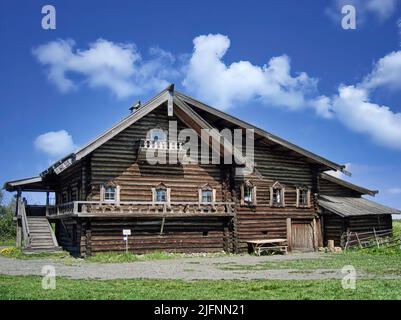 Kiži ist eine Insel in Karelien Russland, gekennzeichnet durch Holzkirchen und Häuser und ist eines der beliebtesten touristischen Destinationen in Russland Stockfoto