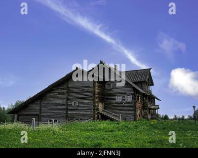 Kiži ist eine Insel in Karelien Russland, gekennzeichnet durch Holzkirchen und Häuser und ist eines der beliebtesten touristischen Destinationen in Russland Stockfoto