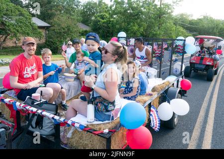 Austin Texas USA, 4 2022. Juli: Nachtschwärmer nehmen an der jährlichen Barton Hills Stadtteilparade Teil, die etwa zweihundert Kinder, Erwachsene und Haustiere anlockte.Quelle: Bob Daemmrich/Alamy Live News Stockfoto