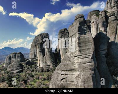 Griechenland Meteora Landschaft Panoramablick aus der Luft. Kalabaka Dorf und berühmte Felsformationen. Stockfoto