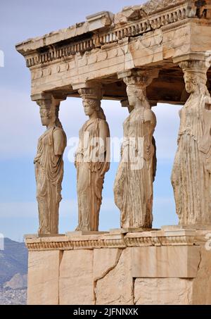 Eine vertikale Aufnahme der Veranda der Karyatiden in Akropolis, Athen, Griechenland Stockfoto