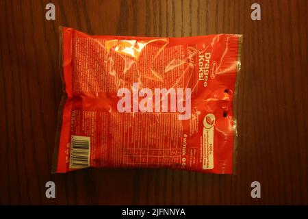 Rote Plastiktüte mit Dragee Keksi, Keksen in Schokolade Stockfoto