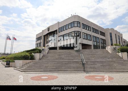 Freiheitsstatue vor dem Nationalrat der Slowakischen Republik in Bratislava, der Hauptstadt der Slowakei Stockfoto