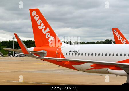 London, England - 2022. Mai: Heckflosse eines Easyjet Airbus A320 auf der Basis des Flughafens Gatwick der Fluggesellschaft. Stockfoto