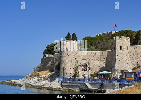 Kusadasi, Türkei - Juni 2022: Eintritt in die byzantinische Burg auf der Taubeninsel im Hafen von Kusadasi. Stockfoto