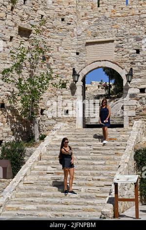 Kusadasi, Türkei - Juni 2022: Besucher posiert für Selfies am Eingang des byzantinischen Schlosses auf der Pigeon Island im Hafen von Kusadasi. Stockfoto