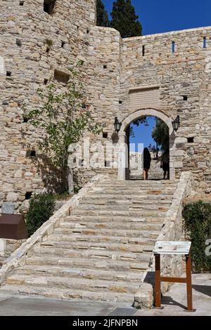 Kusadasi, Türkei - Juni 2022: Eintritt in die byzantinische Burg auf der Taubeninsel im Hafen von Kusadasi. Stockfoto