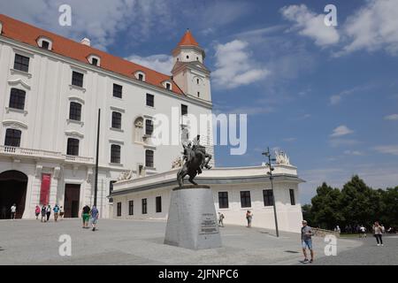 Die Burg Bratislava in Bratislava, Slowakei mit der Statue des Königs Svatopluk I. von Mähren davor Stockfoto