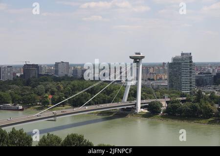 Blick auf die Brücke des Slowakischen Nationalaufstandes, die meisten Slovenského národného povstania, genannt UFO-Brücke über die Donau in Bratislava Stockfoto