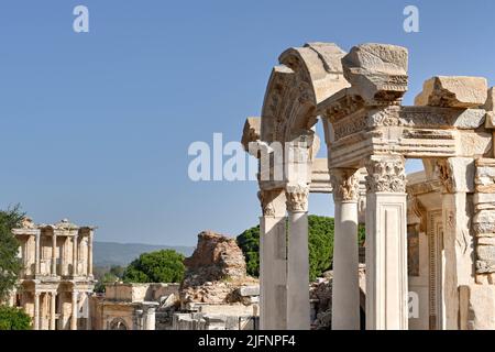 Ephesus, Kusadasi, Türkei - 2022. Mai: Steinsäulen und Bogen in einem der Gebäude in den Ruinen der antiken Stadt des Römischen Reiches in Ephesus Stockfoto