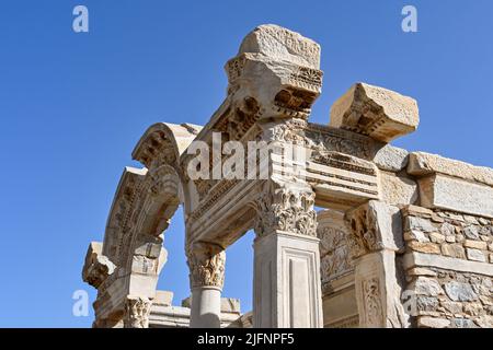 Ephesus, Kusadasi, Türkei - 2022. Mai: Nahaufnahme von Steinsäulen und Bogen in den Ruinen der antiken Stadt des Römischen Reiches Stockfoto