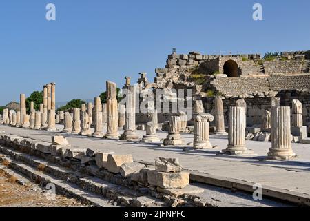 Ephesus, Kusadasi, Türkei - 2022. Mai: Steinsäulenreihe in einer der Straßen in den Ruinen der antiken Stadt des Römischen Reiches in Ephesus Stockfoto