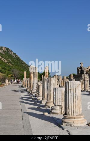 Ephesus, Kusadasi, Türkei - 2022. Mai: Steinsäulenreihe in einer der Straßen in den Ruinen der antiken Stadt des Römischen Reiches in Ephesus Stockfoto