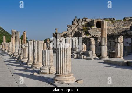 Ephesus, Kusadasi, Türkei - 2022. Mai: Steinsäulenreihe in einer der Straßen in den Ruinen der antiken Stadt des Römischen Reiches in Ephesus Stockfoto