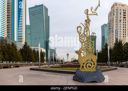 Nur Sultan (Astana), Kasachstan, 11.11.21. Weihnachtsdekoration auf dem Nurzhol Boulevard in nur Sultan, Skulptur von goldenen Rentieren. Stockfoto