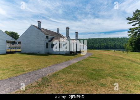 Pfad, Firmen- und Offiziersviertel im Fort Wilkins Historic State Park Stockfoto