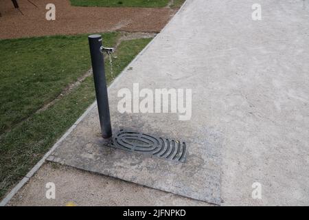 Öffentlicher Trinkwasserhahn draußen in einem Park Stockfoto
