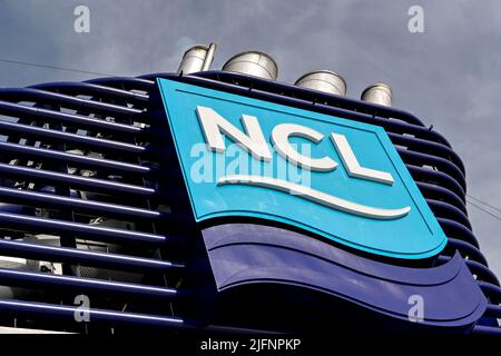 Mykonos, Griechenland - Juni 2022: Nahaufnahme des großen Logos auf dem Trichter eines Norwegian Cruise Line-Schiffes Stockfoto