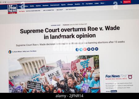 „Der Oberste Gerichtshof kippt Roe gegen Wade in einer Grundsatzmeinung“: Fox News-Website nach der Entscheidung des Obersten Gerichtshofs vom 24.. Juni 2022. Stockfoto