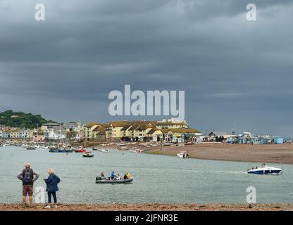 Drohende Regenwolken über Teignmouth, South Devon, vom Shaldon-Strand auf der gegenüberliegenden Seite der Teign-Mündung aus gesehen Stockfoto