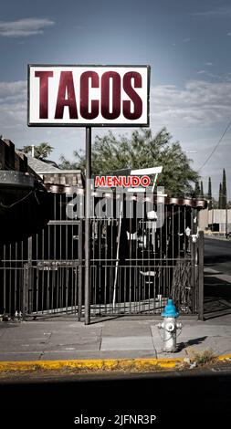 Ein Zeichen für Tacos und ein weiteres für Menudo in den fünf Punkten sind von El Paso, Texas. Stockfoto