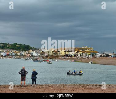 Drohende Regenwolken über Teignmouth, South Devon, vom Shaldon-Strand auf der gegenüberliegenden Seite der Teign-Mündung aus gesehen Stockfoto