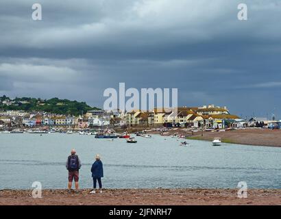 Drohende Regenwolken über Teignmouth, South Devon, vom Shaldon-Strand auf der gegenüberliegenden Seite der Teign-Mündung aus gesehen Stockfoto