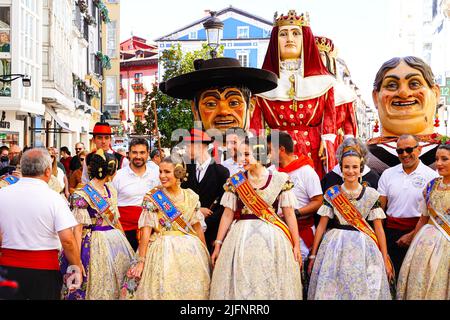 Fiestas de san pedro en burgos gigantes y cabezudos, das Fest von san pedro in burgos spagna Stockfoto