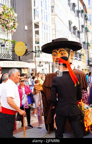 Parade von Gigantes y cabezudos, Fiestas San Pedro en Burgos, das Fest von San pedro in Burgos, Spanien Stockfoto