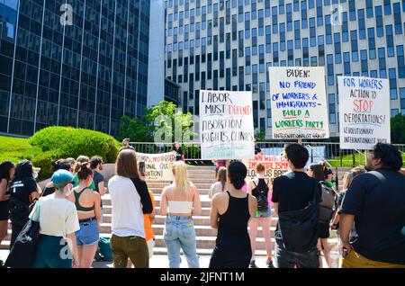 Aktivisten werden gesehen, wie sie die Bundesregierung vor dem Federal Plaza in New York City zur Verteidigung der Abtreibungsrechte auffordern, um reproduktive Rechte zu fordern Stockfoto