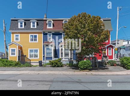 Drei farbenfrohe Stadthäuser von St. John, die gemeinhin als Jelly Bean Houses bezeichnet werden Stockfoto