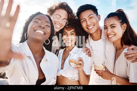 Porträt einer glücklichen Gruppe von Freunden, die am Strand ein Selfie unterhalten. Porträt einer glücklichen Gruppe von Freunden, die am Strand ein Selfie unterhalten. Stockfoto