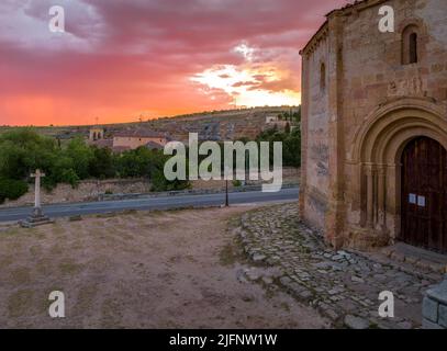 Herrlicher Sonnenuntergang mit farbenprächtiger Himmel über Segovia Alcazar und der romanischen Kirche Iglesia de la Vera cruz in Spanien Stockfoto