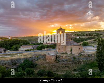 Herrlicher Sonnenuntergang mit farbenprächtiger Himmel über Segovia Alcazar und der romanischen Kirche Iglesia de la Vera cruz in Spanien Stockfoto