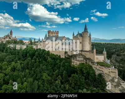 Luftaufnahme des mittelalterlichen Zentrums von Segovia, des königlichen Palastes von Alcazar, der Stadtmauer, der Kathedrale, des römischen Aquädukts, Stadttore mit wolkenblauem Himmel Stockfoto