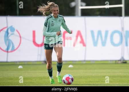 London, Großbritannien. 04.. Juli 2022. Fußball: Nationalmannschaft, Frauen, EM 2022, Training: Jule Brand trainiert. Quelle: Sebastian Gollnow/dpa/Alamy Live News Stockfoto