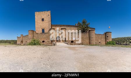 Luftaufnahme von oben nach unten Grundrissansicht der Burg Pedraza in Spanien in der Nähe von Segovia, mit quadratischem Berghof und Gehege mit halbrunden Türmen Stockfoto