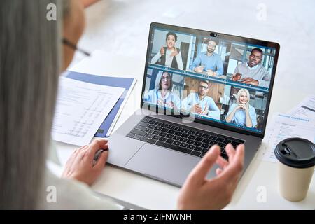 Asiatische ältere Geschäftsfrau mit Arbeit Videoanruf in modernen Büro. Stockfoto