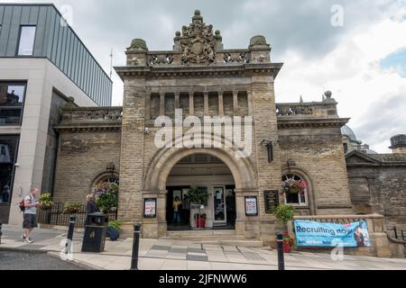 Der Eingang zu den Winter Gardens, einem Wetherspoon Pub, in Harrogate, North Yorkshire, Großbritannien. Stockfoto