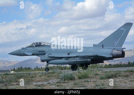 Die Royal Air Force (RAF) Eurofighter Typhoon-Flugzeuge führten NATO-Missionen in Turkiye durch und nahmen am Internationalen Anatolischen Eagle-2022 Training Teil. Das türkische Verteidigungsministerium gab aus seinen Social-Media-Berichten bekannt, dass die Eurofighter-Flugzeuge der Royal Air Force zusammen mit den F-16 Kampfflugzeugen der türkischen Luftwaffe F-SNMG2 an der standing NATO Maritime Group Two (2) der NATO Maritime Cooperation teilgenommen haben. Türkische Flugzeuge starten von den Luftwaffenstützpunkten Konya und Bandırma. Konya Turkiye 30.06.22 Anatolischer Adler 2022 Übungen werden in Konya fortgesetzt, Taifune der RAF im Anatolischen Adler üben Royal Air Force (RAF)