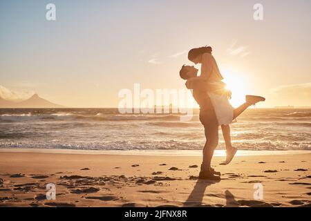 Junges, vielfältiges Biracial-Paar, das gemeinsam am Strand Spaß hat. Junges, vielfältiges Biracial-Paar, das gemeinsam am Strand Spaß hat. Stockfoto