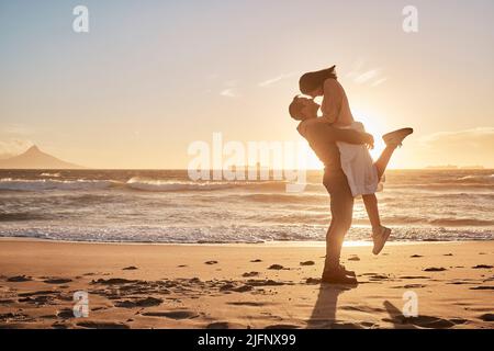 Junges, vielfältiges Biracial-Paar, das gemeinsam am Strand Spaß hat. Junges, vielfältiges Biracial-Paar, das gemeinsam am Strand Spaß hat. Stockfoto