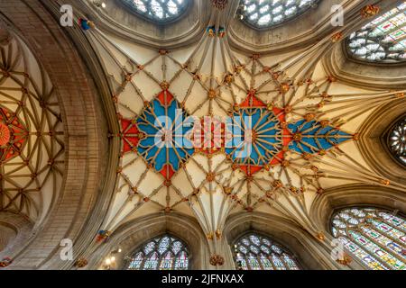 Tewkesbury.Gloucestershire.Vereinigtes Königreich.Juni 2. 2022.Blick auf die Decke in der Tewkesbury Abbey in Gloucestershire Stockfoto